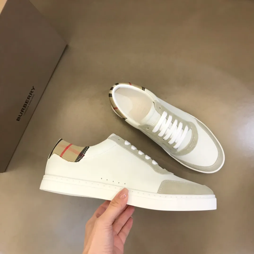 p400 "BURBERR*" men's classic low-top sneakers are reinterpreted in Vintage checkered cotton and cowhide materials, decorated with a new brand logo. First-layer sheepskin lining, embossed Burberry logo on the heel, and original TPU outsole! Size: 38-44 (45 customized) No. 068
